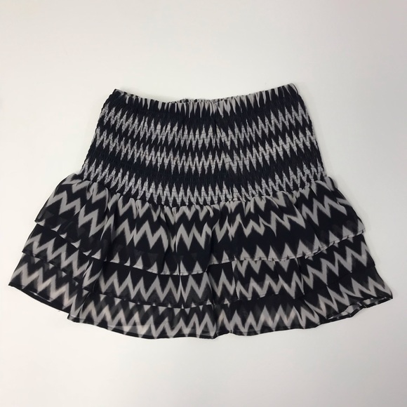 NWOT [H&M] Tiered B&W Chevron Skirt - Picture 2 of 8